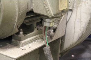 Le fil électrique qui alimente un moteur de 25 HP en courant triphasé sous une tension de 600 Volts est étiré au niveau de la boîte de connexion. Un court-circuit se produira tôt ou tard, ce qui va engendrer l’arrêt de la ligne de production ainsi que le bris de plusieurs composantes (moteur électrique, variateur électronique de vitesse, etc.).